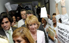 Trabajadores de los nuevos centros de salud protestan ante la presidenta de la CAM, Esperanza Aguirre, y el ex-consejero de Sanidad Juan JosÃ© GÃ¼emes
