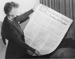 Eleanor Roosevelt sosteniendo la Declaración Universal de los Derechos Humanos en español.